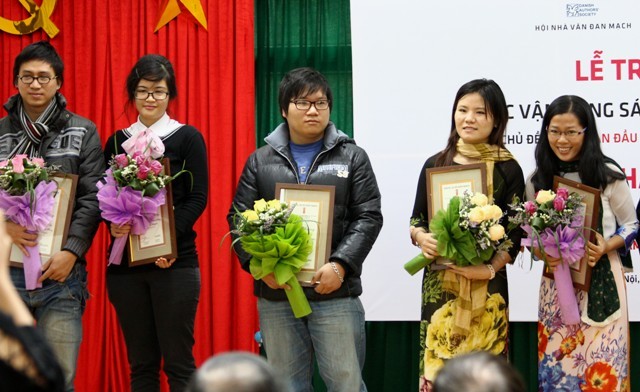 Các tác giả trong buổi nhận giải Cuộc thi sáng tác văn học thiếu nhi 2010-2011. Ảnh Xuân Trung